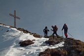 Salita invernale da Barzizza di Gandino alla Conca del Farno, con giro ad anello al Pizzo Formico, alla Montagnina e al Rifugio Parafulmen il 10 marzo 2011